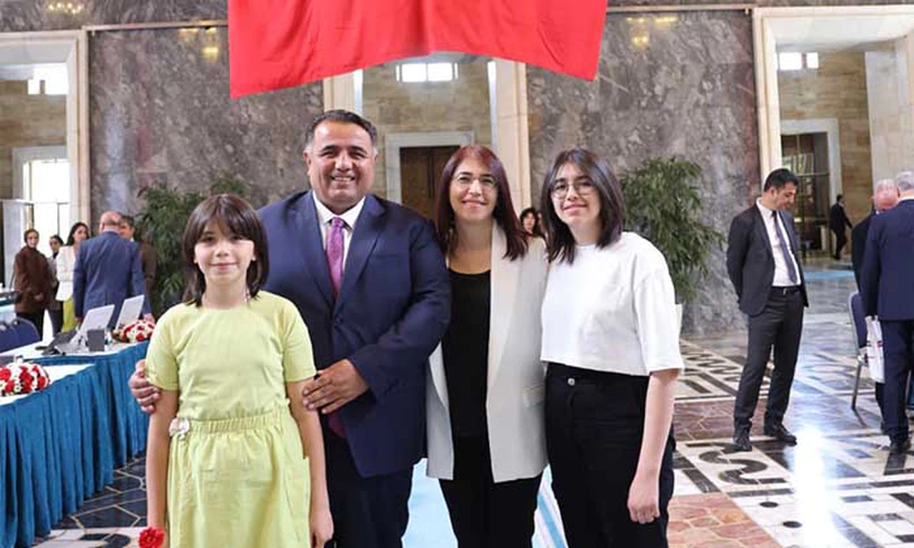 Rozetini Kızları Taktı