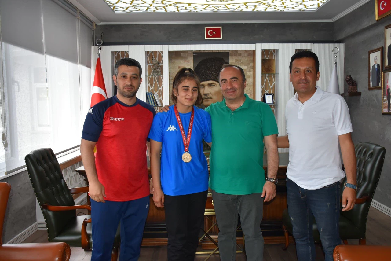 Şampiyon Güreşçiden Başkan Sülük’e Ziyaret  