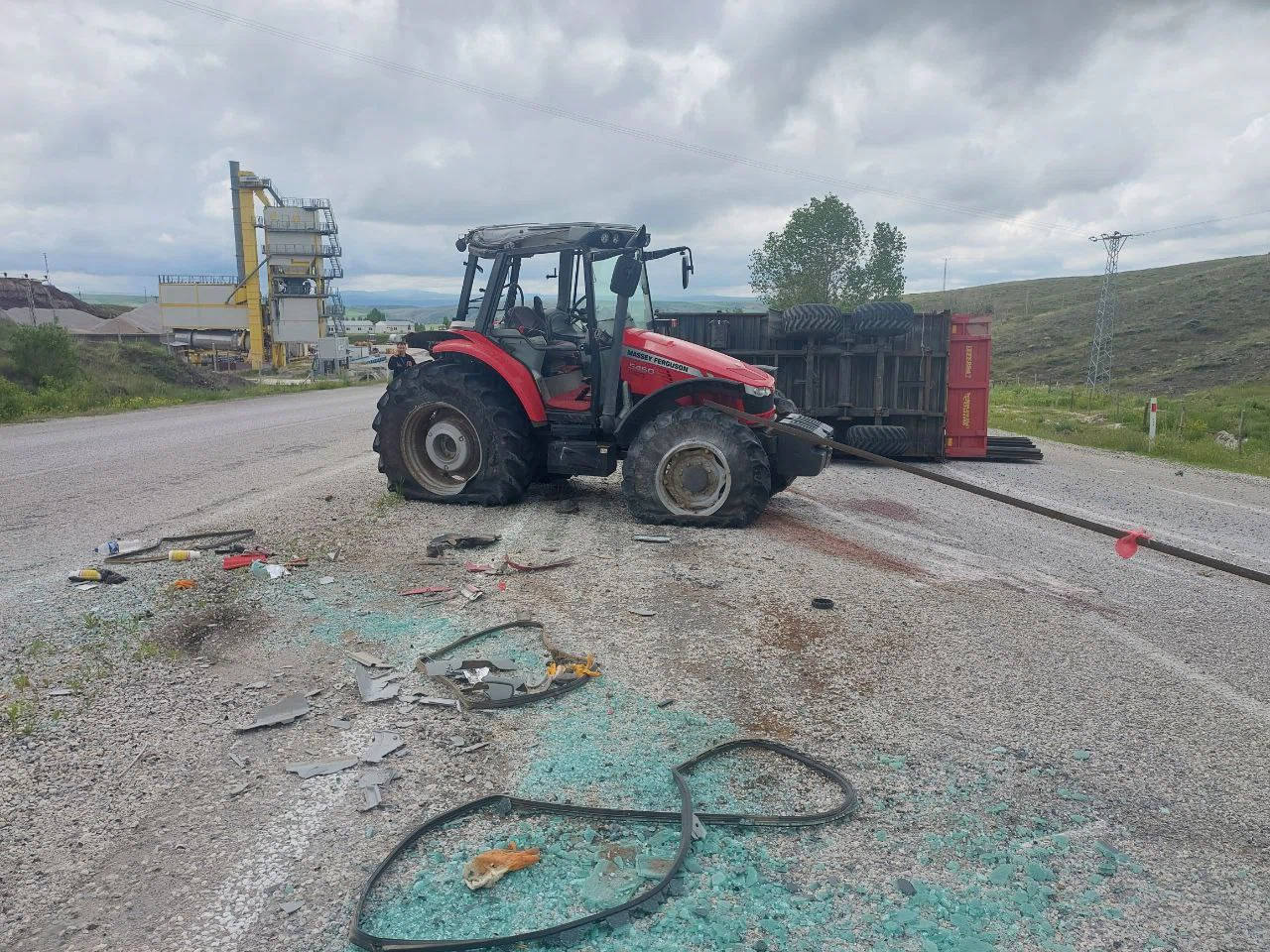 Traktör Devrildi, Sürücü Yaralandı