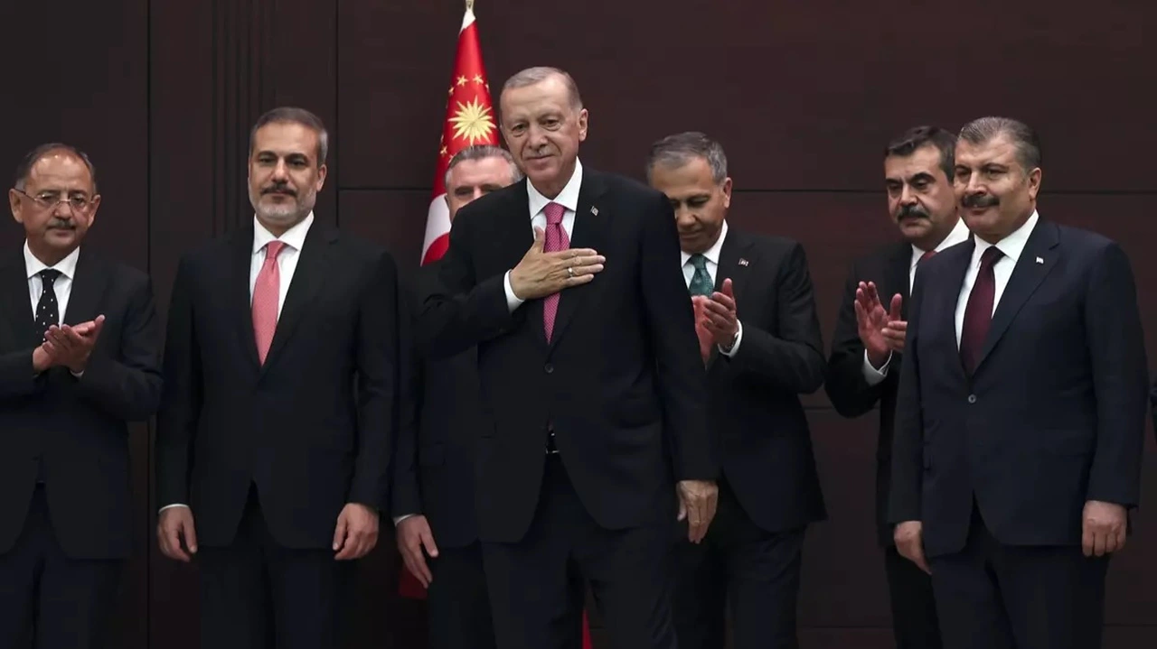 Kabine Toplanıyor