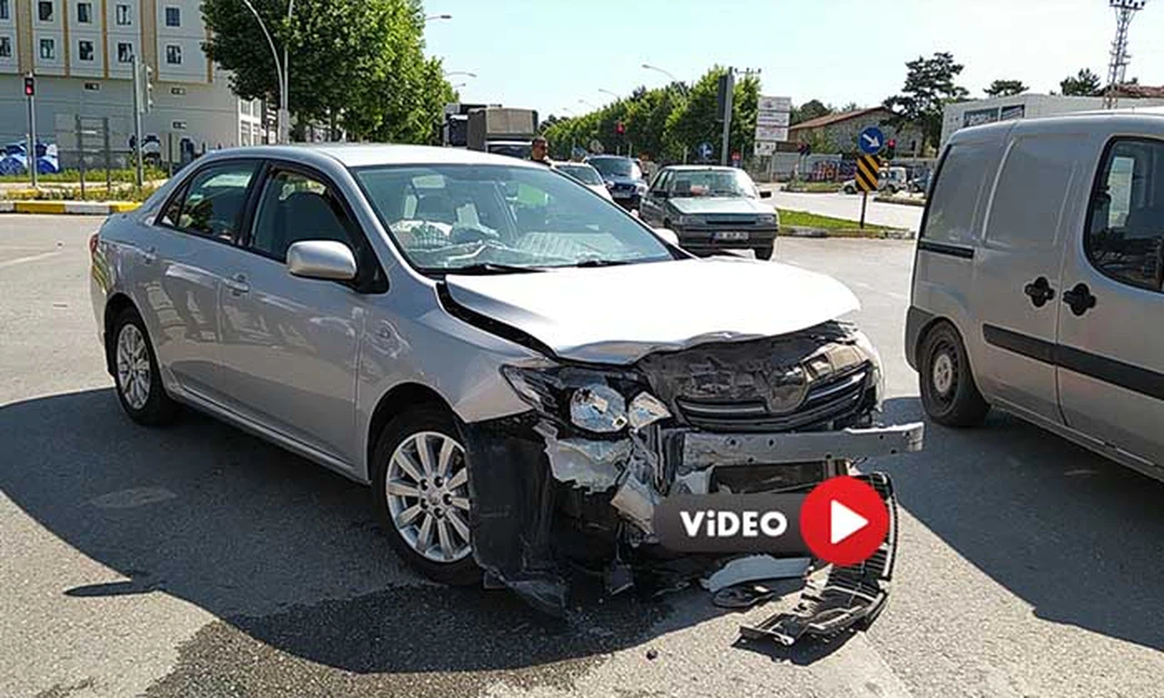 İki Otomobil Çarpıştı: 1 Yaralı