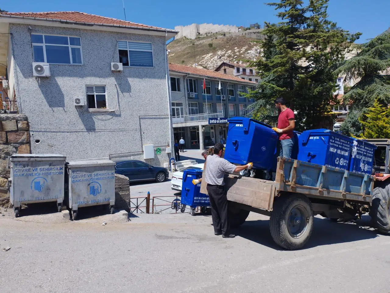 İskilip'te Eskiyen Çöp Konteynerleri Yenilendi