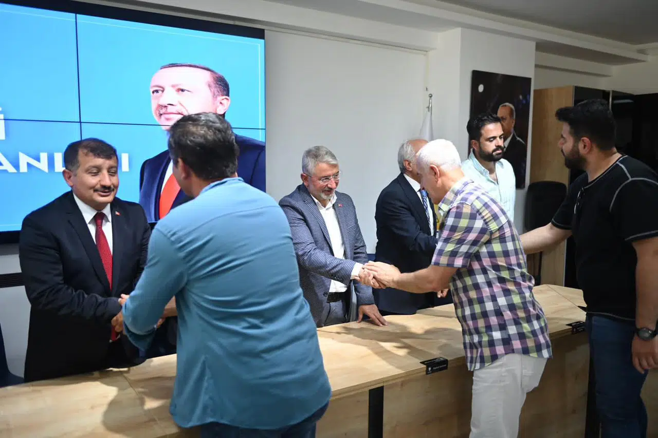 Ak Partililer Parti Binasında Bayramlaştı