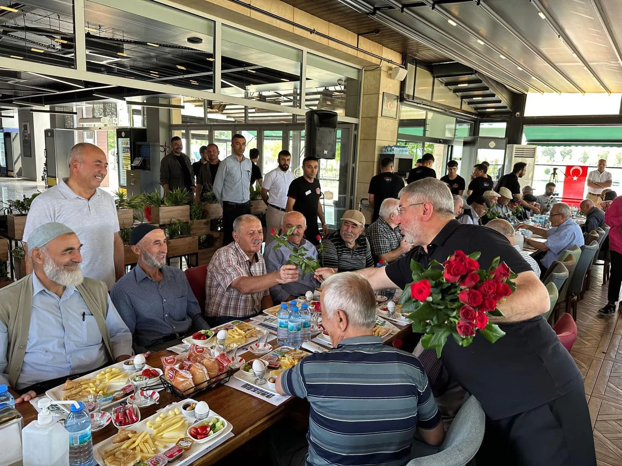 Başkan Aşgın, Huzurevi Sakinleriyle Millet Bahçesinde Buluştu