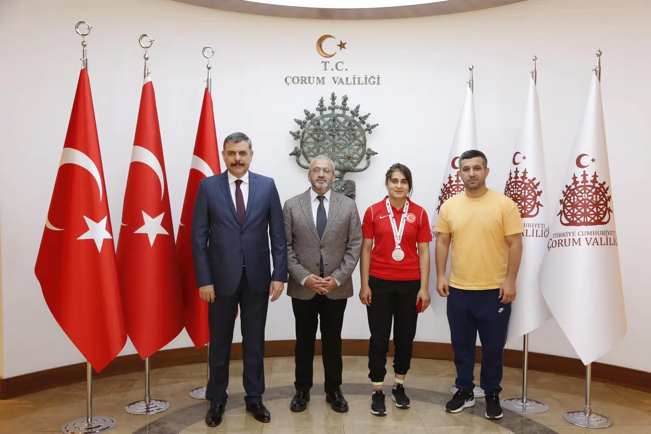 Avrupa Üçüncüsü Güreşçiyi Kutladı