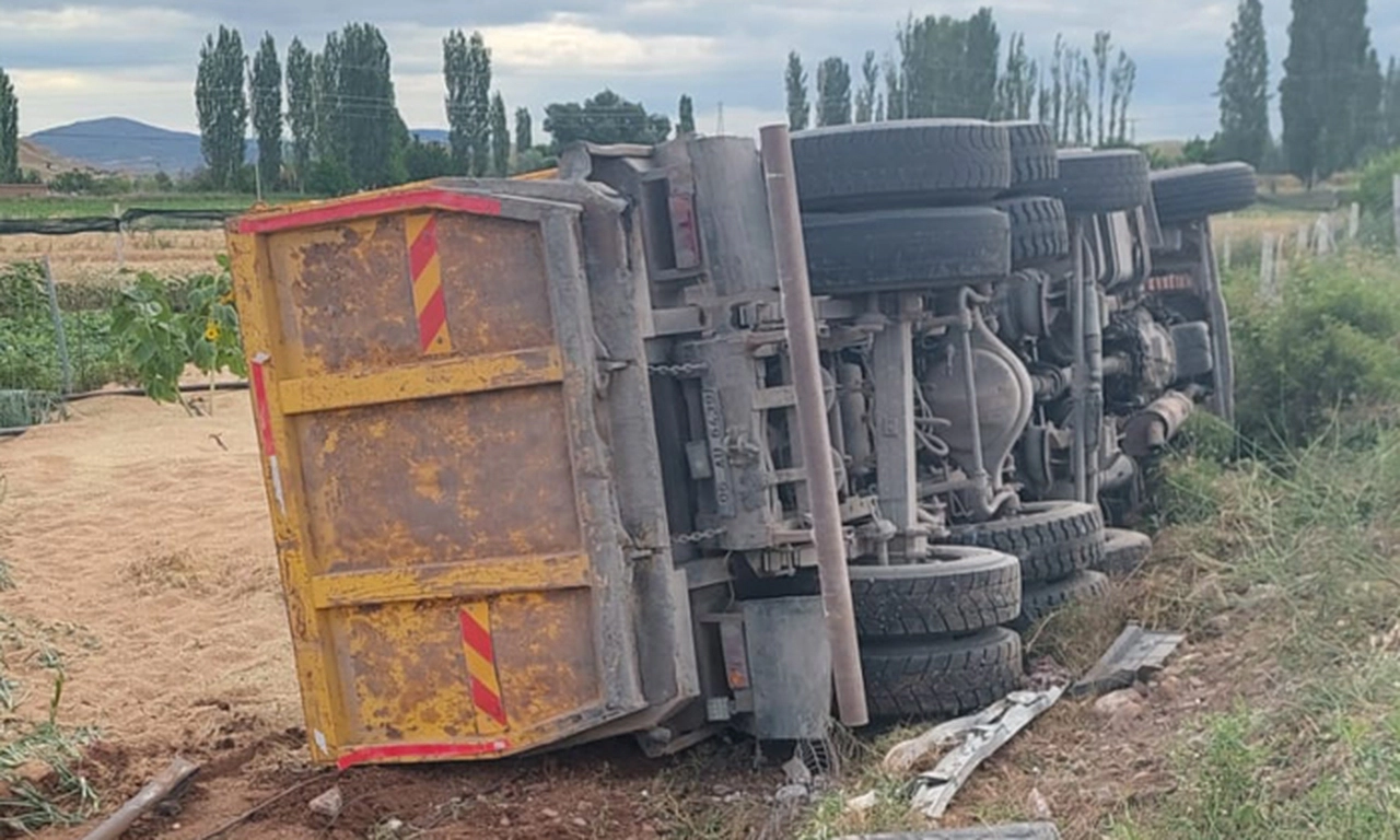 Buğday Yüklü Kamyon Devrildi: Sürücü Yaralı