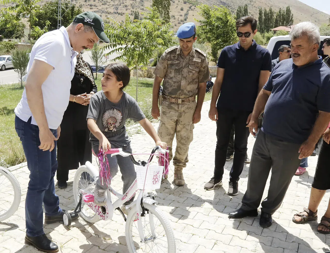 Çiftçi, Depremzede Çocuklara Bisiklet Armağan Etmeye Devam Ediyor