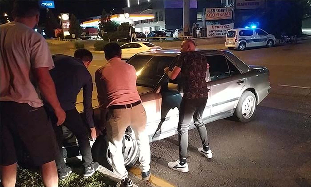El Freni Çekilmeyen Otomobil Refüje Çıktı