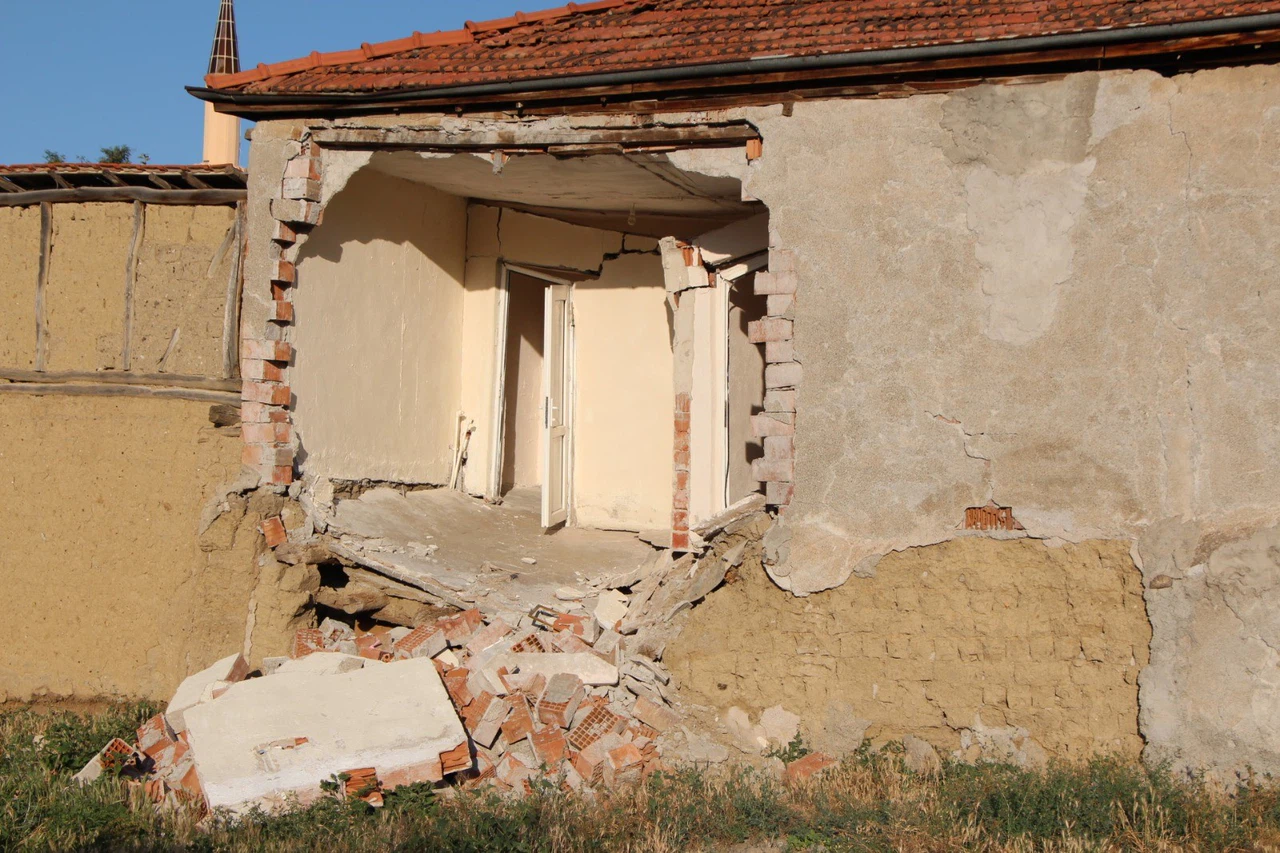 Evleri Yıkılan Aile Çocukları İle Sokakta Kaldı