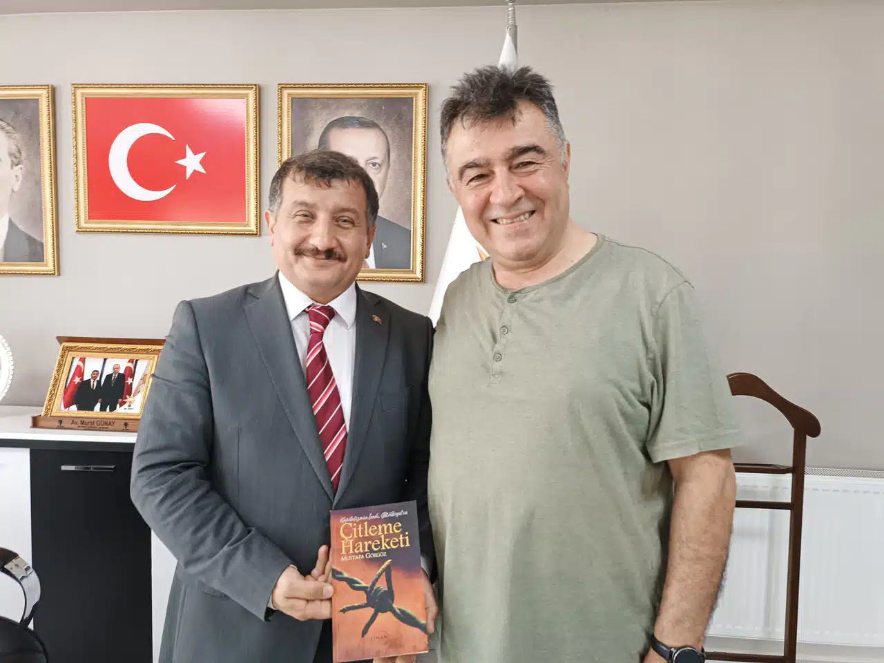Gökgöz’den Günay’a Kitap Hediyesi