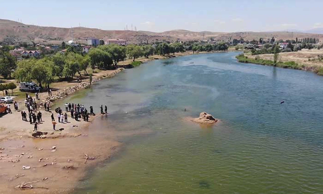 Suya Düşen Top, Üç Çocuğu Hayattan Kopardı
