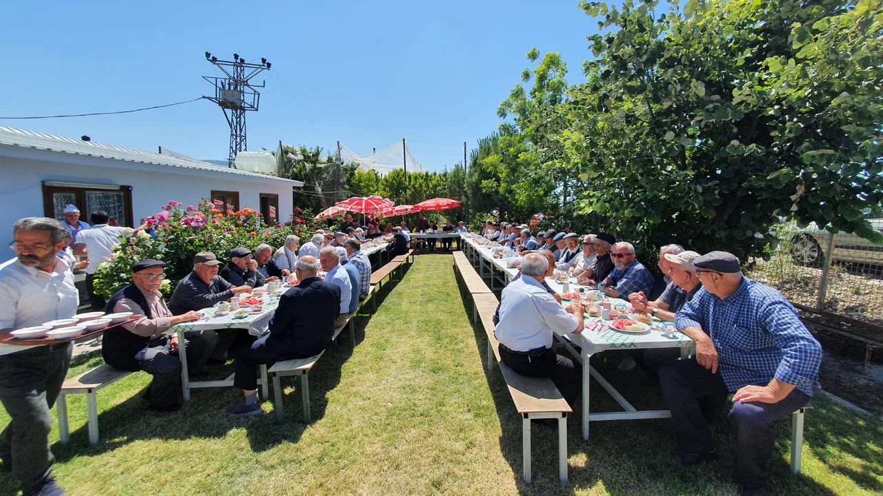 Ulu Çınarları Buluşturan Gelenek