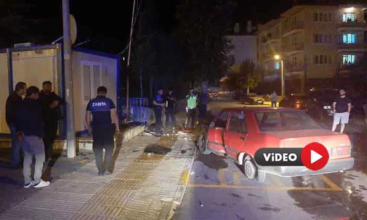 Otomobil Zabıta Kulübesine Daldı: 4 Yaralı