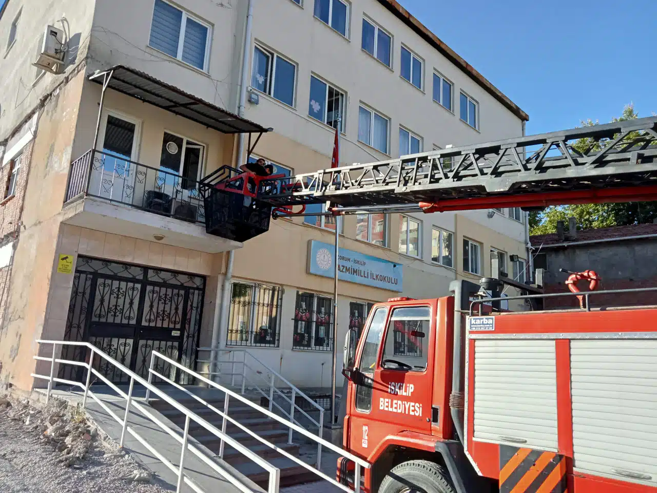 Balkonda Mahsur Kaldı, İmdadına İtfaiye Yetişti