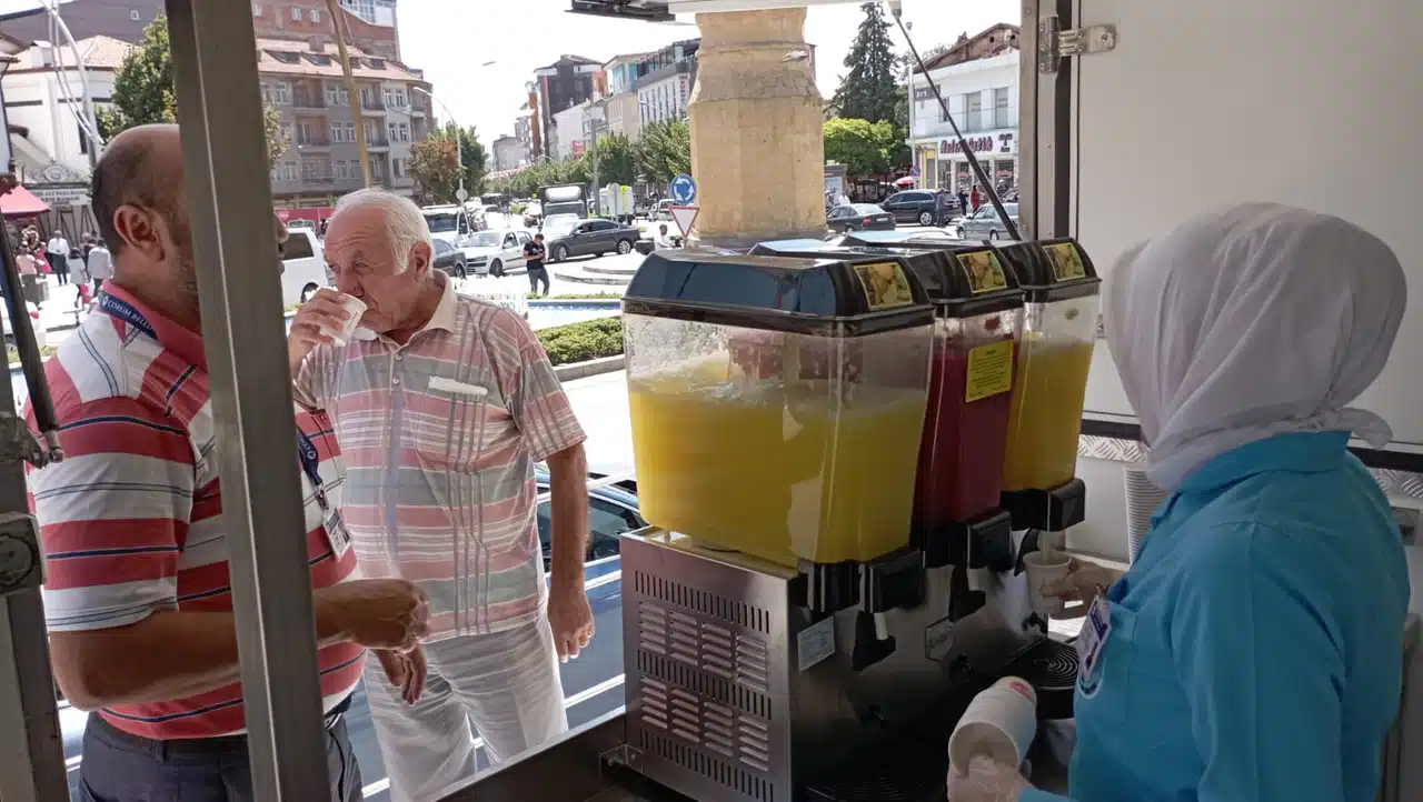 Belediyeden Limonata İkramı