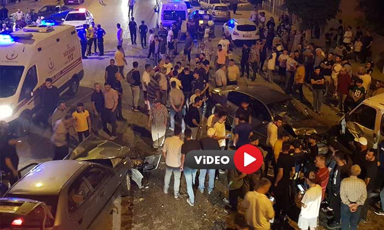 Çarpışan Otomobil Sürücüleri Yaralandı