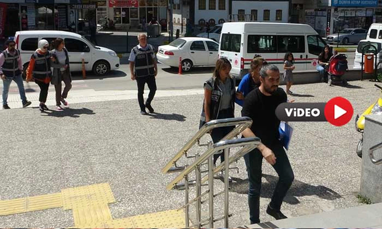 Çaldıkları Altını Satmaya Çalışırken Yakalandılar