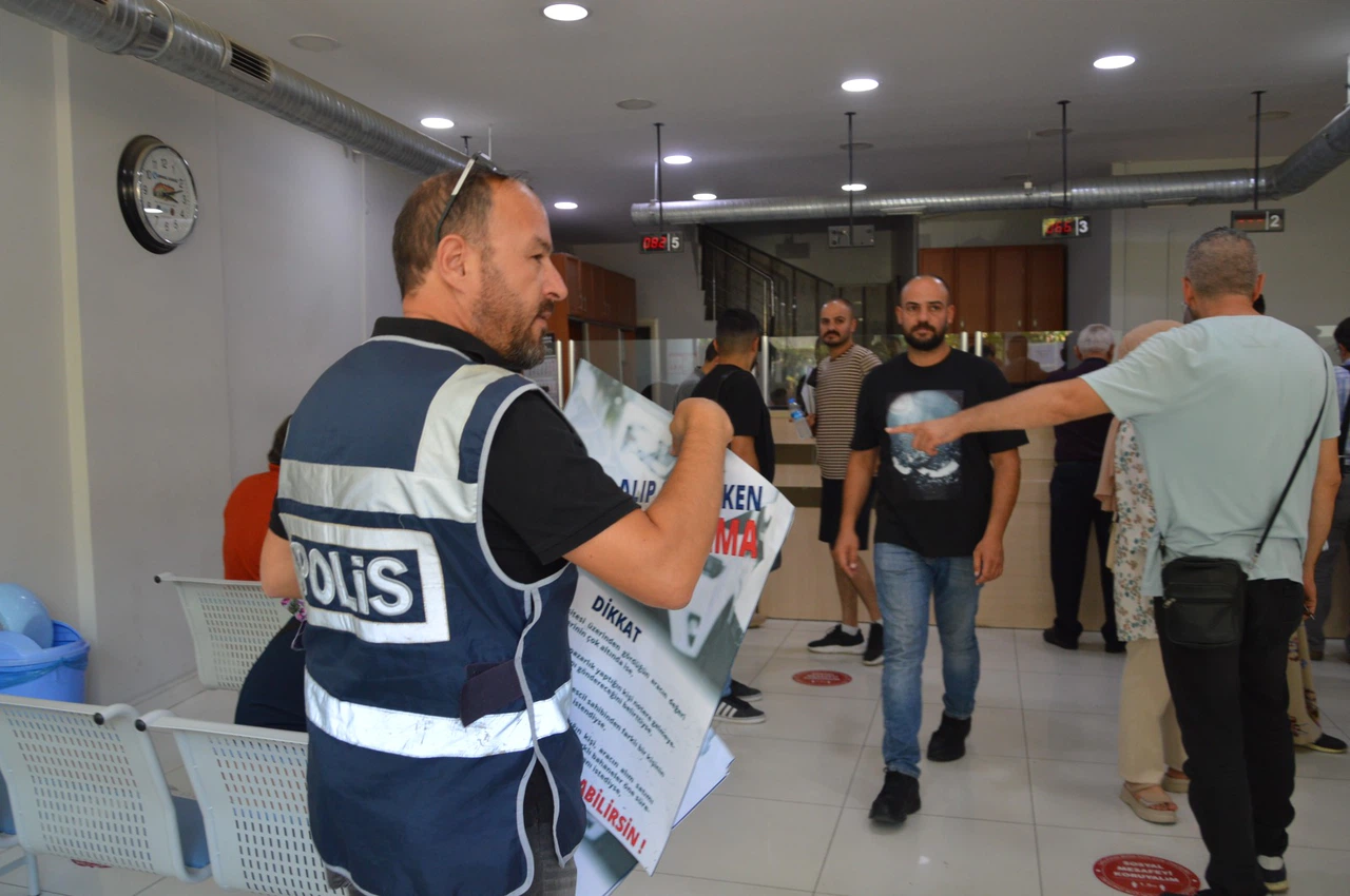 Polis Ekipleri Noterliklere Dolandırıcılıklara Karşı Uyarı Afişleri Astı