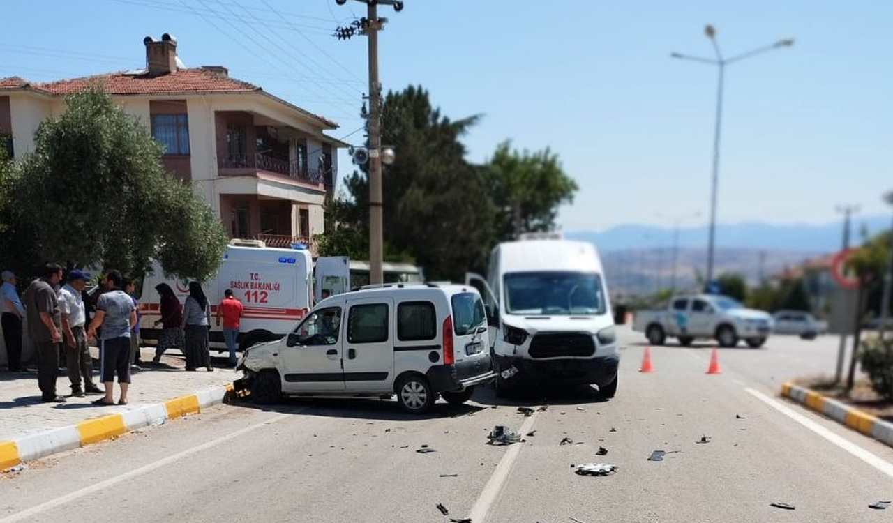 Minibüsle Çarpışan Hafif Ticari Aracın Sürücüsü Yaralandı