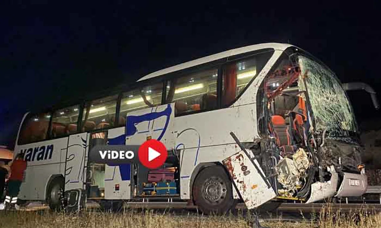 Çorum'a Gelen Otobüs TIR'a Çarptı: 1'i Ağır 15 Yaralı 