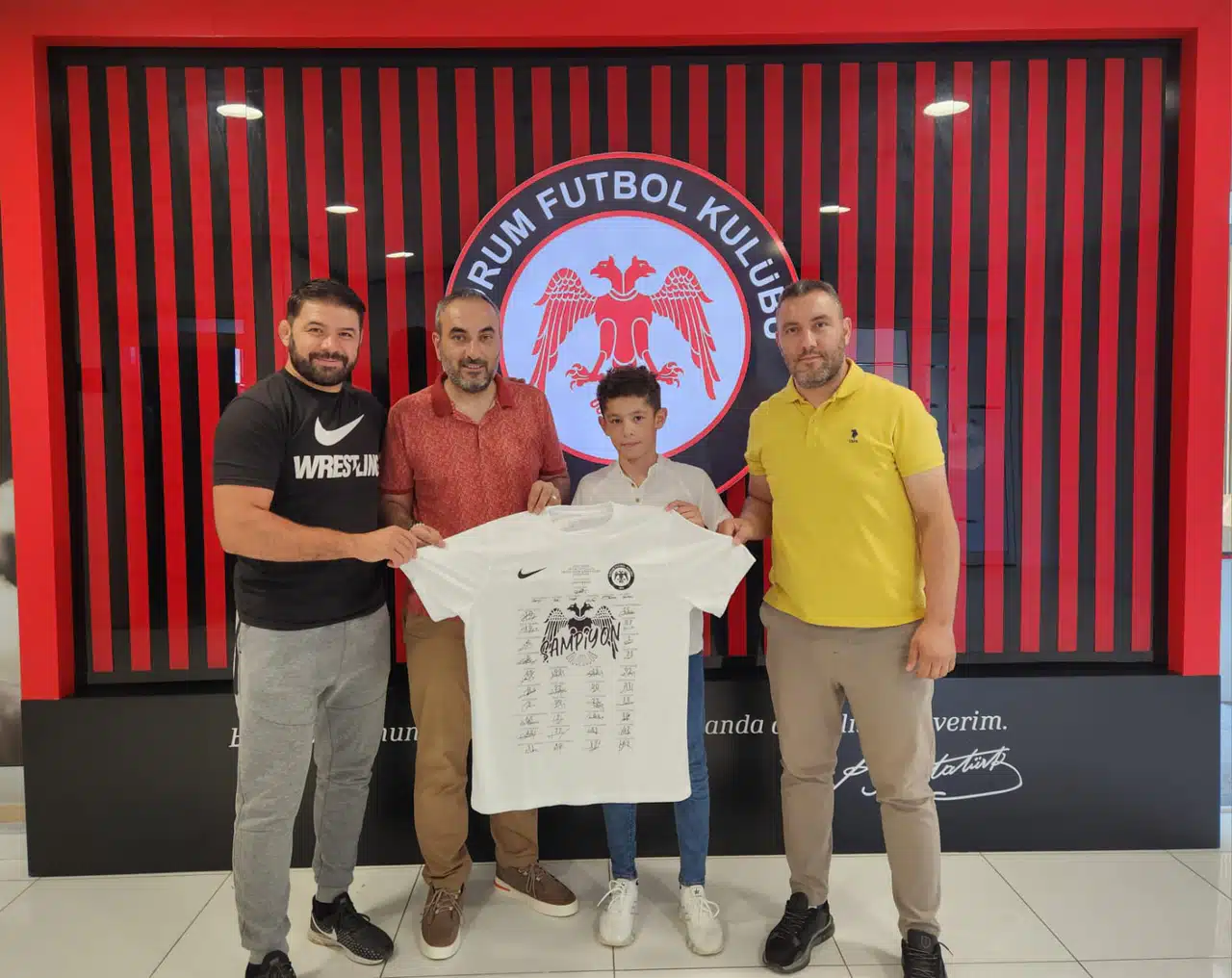 Şampiyon Güreşçiye İmzalı Forma Armağan Edildi