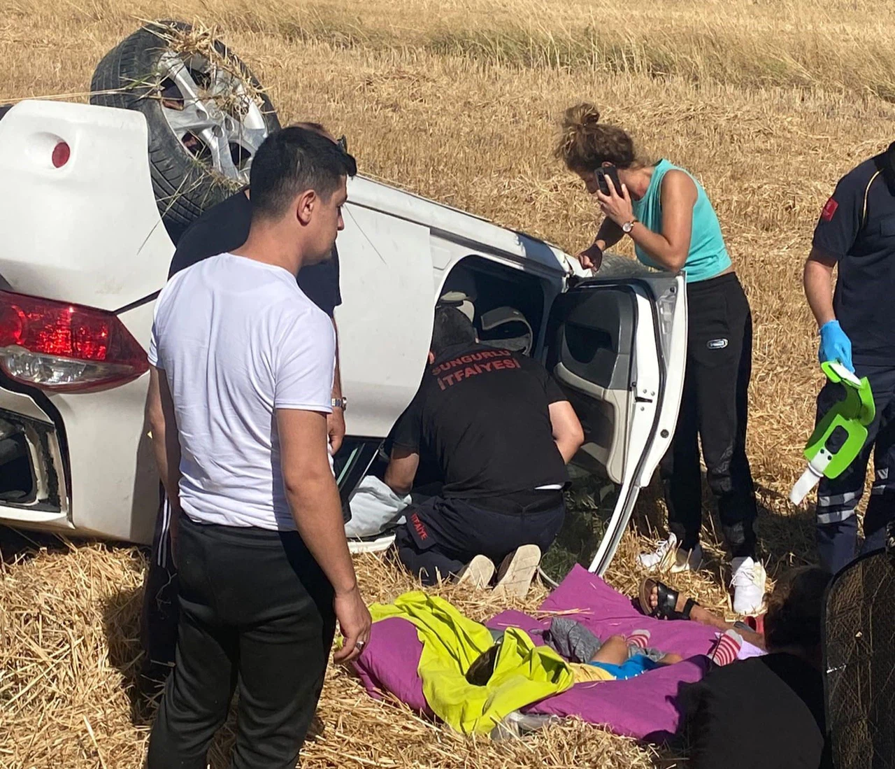 Takla Atan Otomobil Tarlaya Devrildi: Dört Yaralı