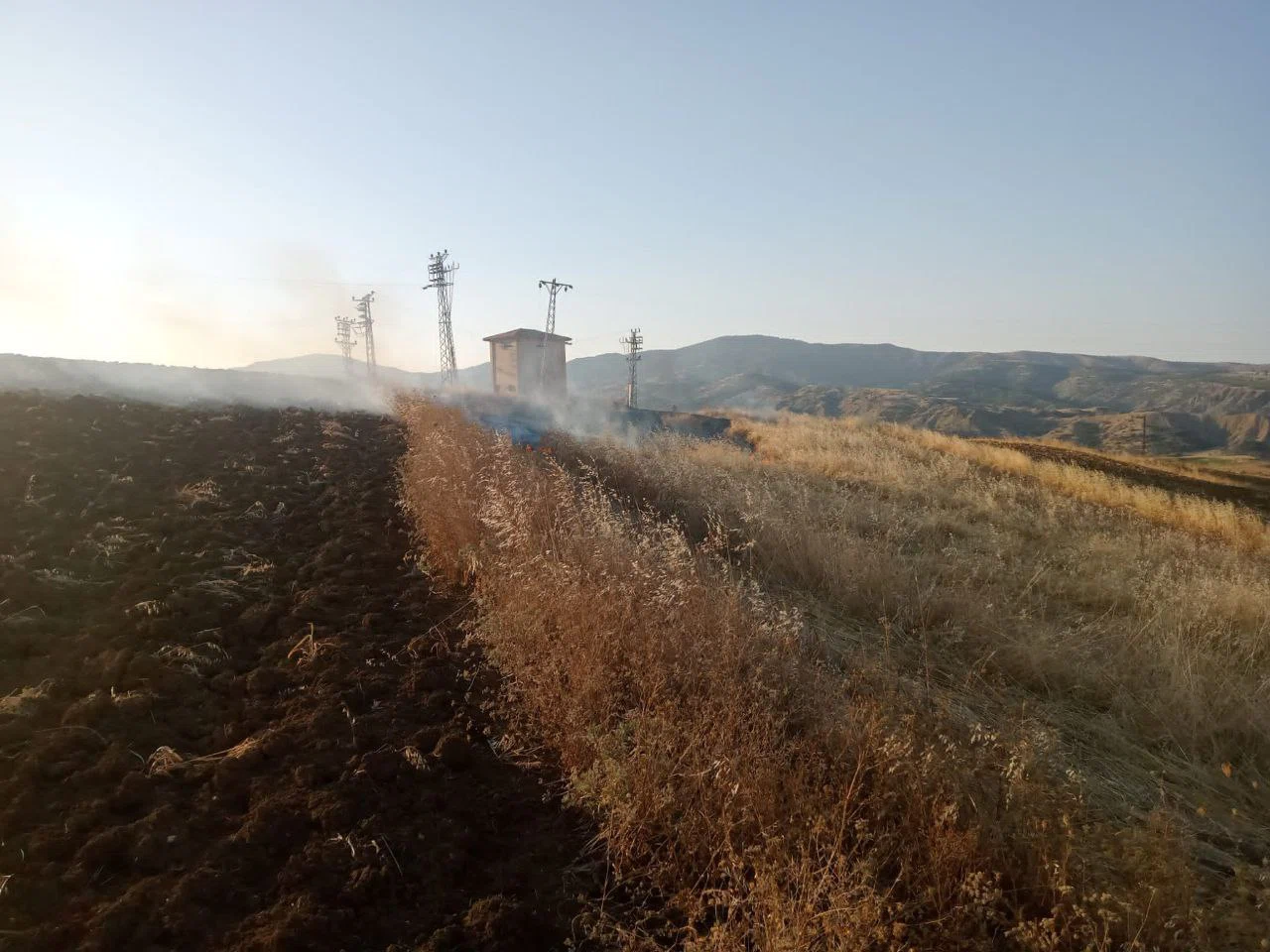 Yaklaşık 10 Dönüm Anız Yandı
