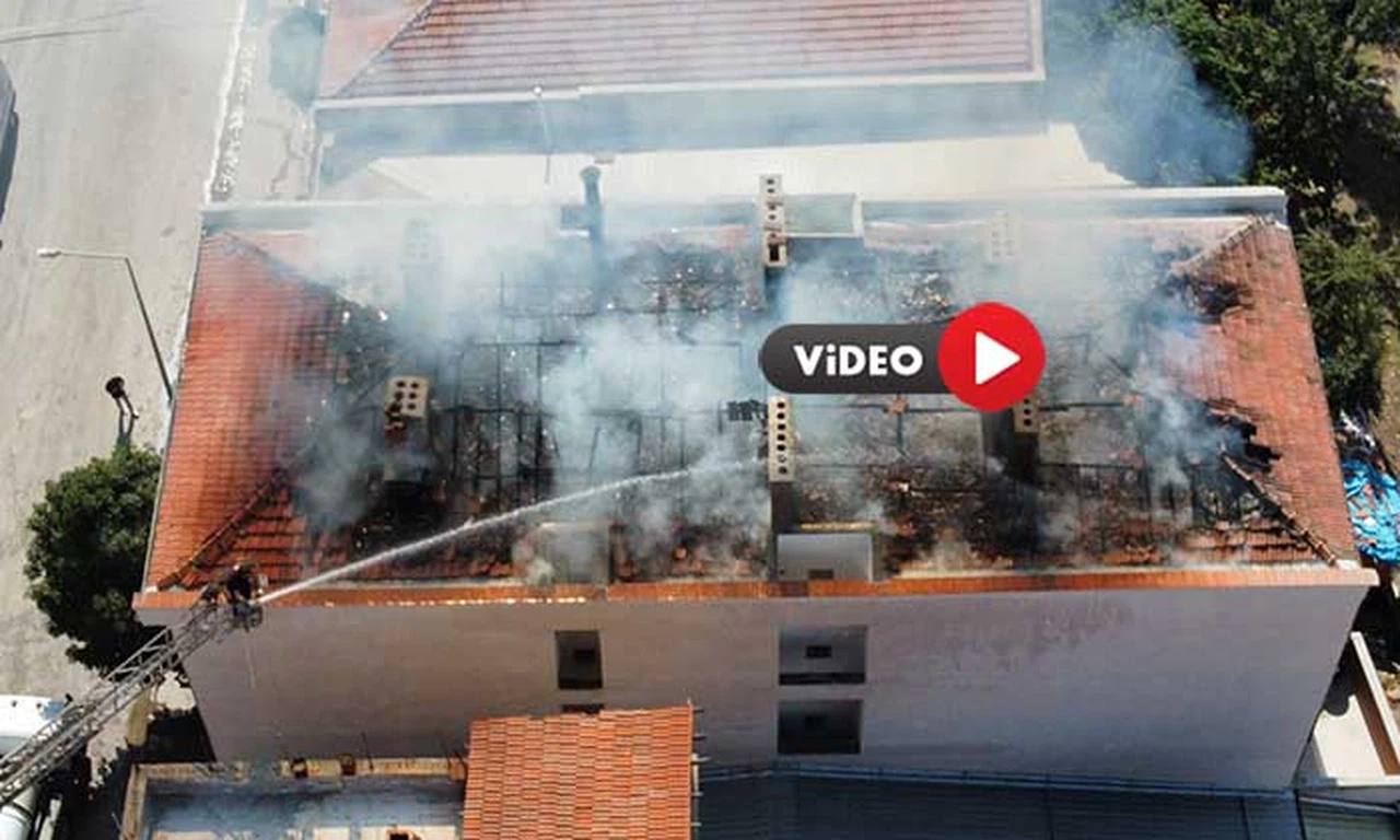  Apartman Çatısı Yandı, 1 Kişi Dumandan Etkilendi