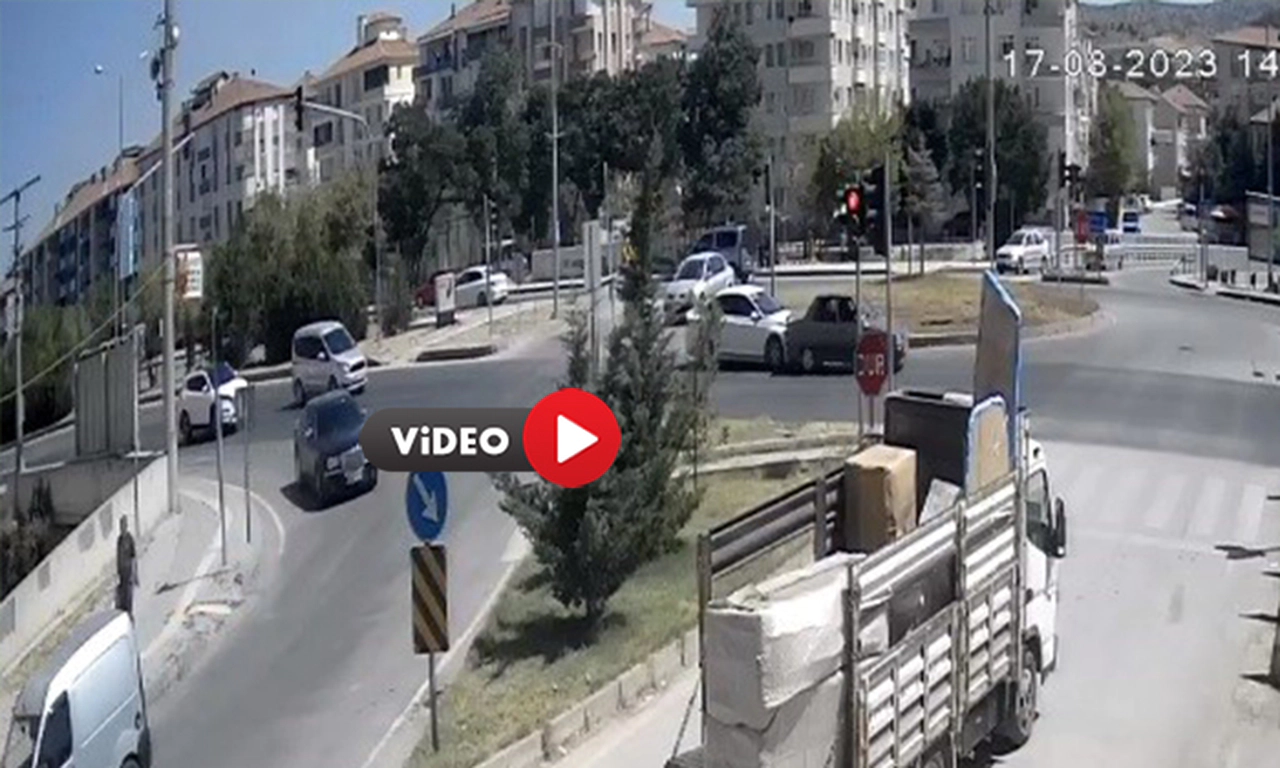İki Otomobilin Çarpıştığı Kaza Güvenlik Kamerasında