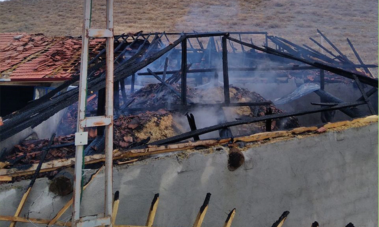 20 Ton Saman Kül Oldu