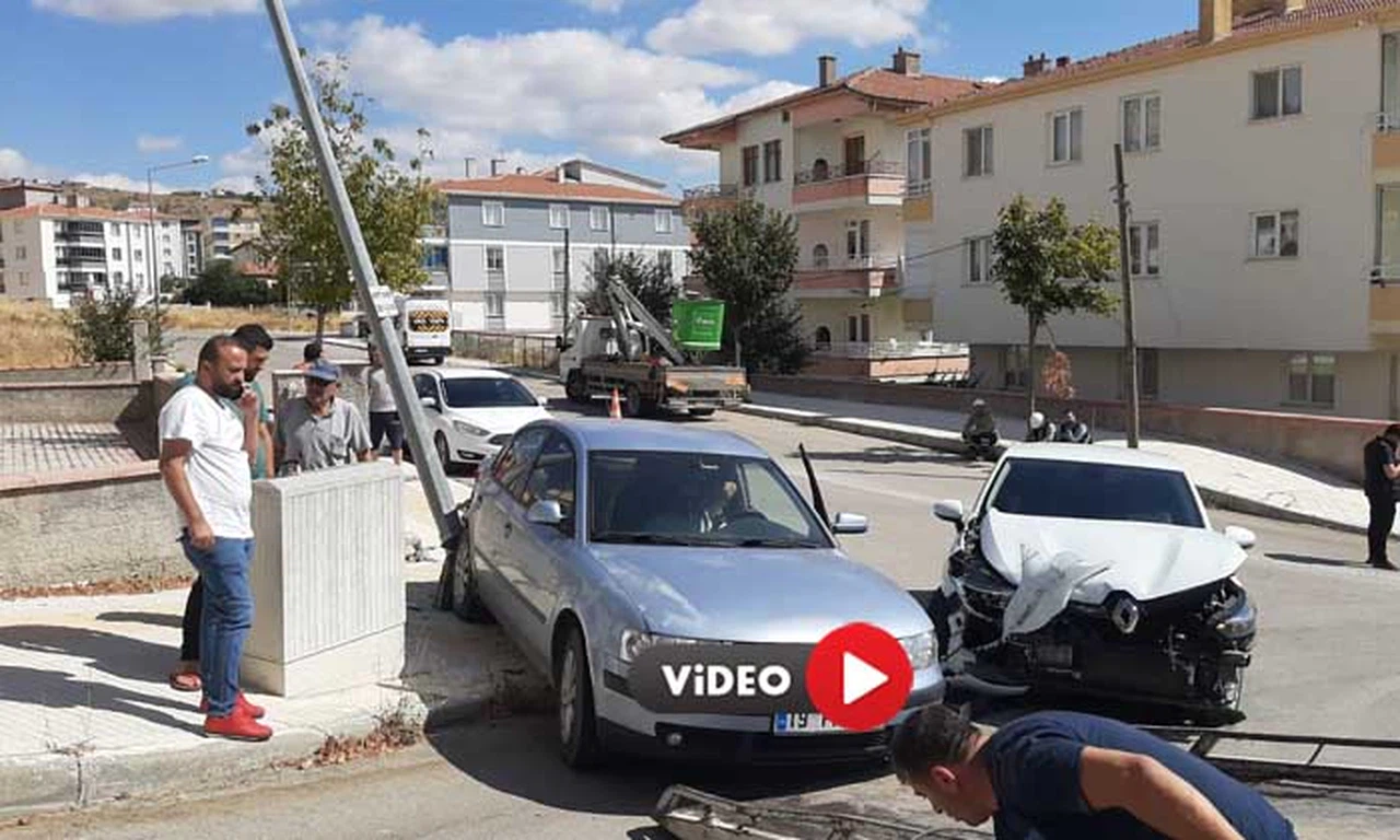 Çarpışan Otomobillerin Sürücüleri Yaralı