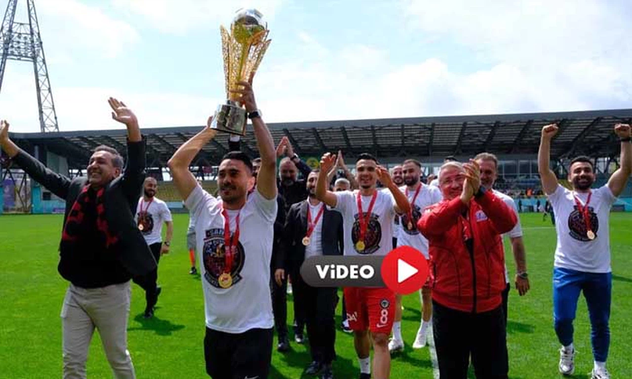Hem Kulüp Yöneticisi Hem de Futbolcu