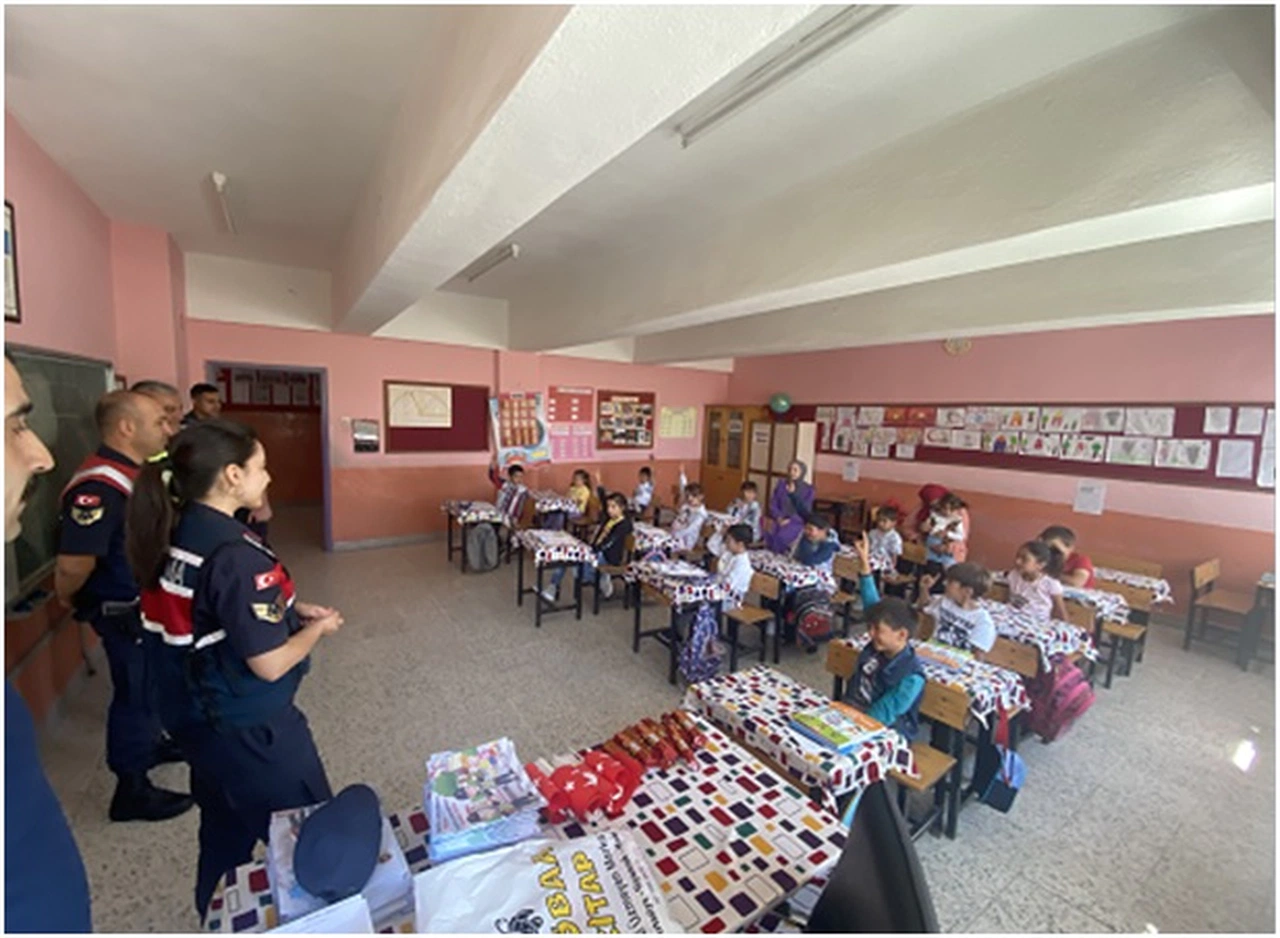 Jandarma, Öğrencilerin Heyecanına Ortak Oldu