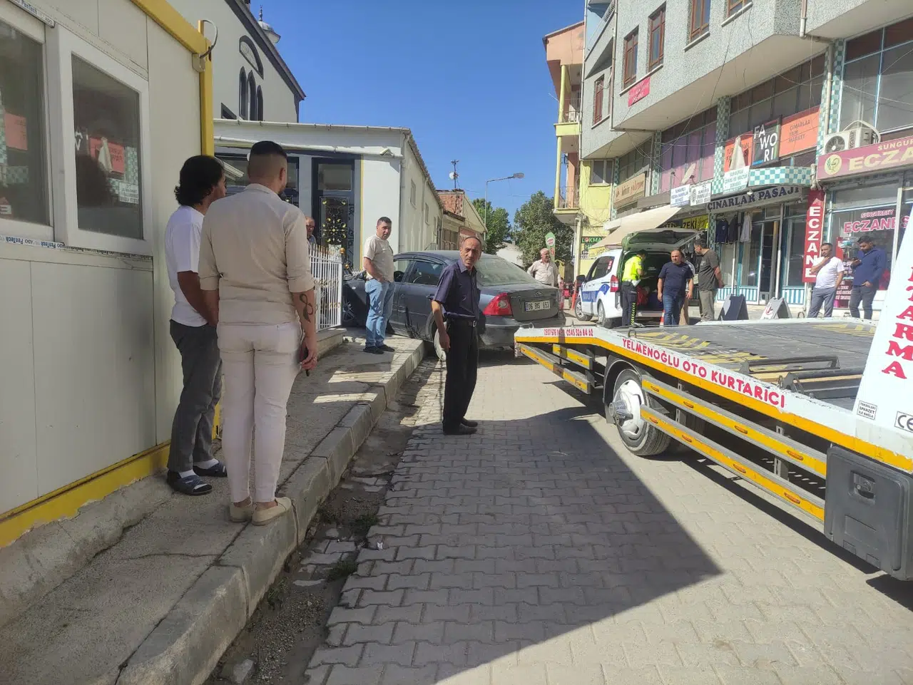 Otomobil Cami Avlusuna Daldı