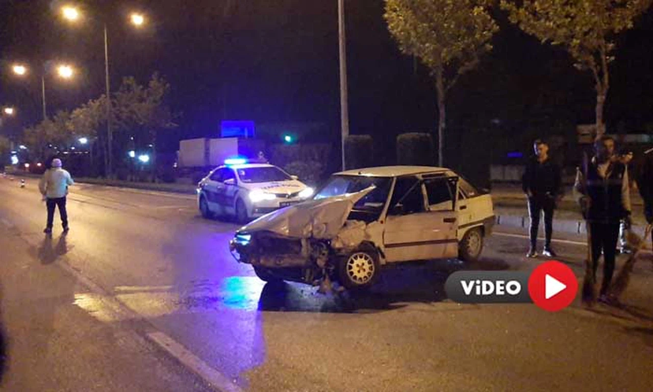 Reflektör Aracına Çarpıp Olay Yerinden Kaçtılar