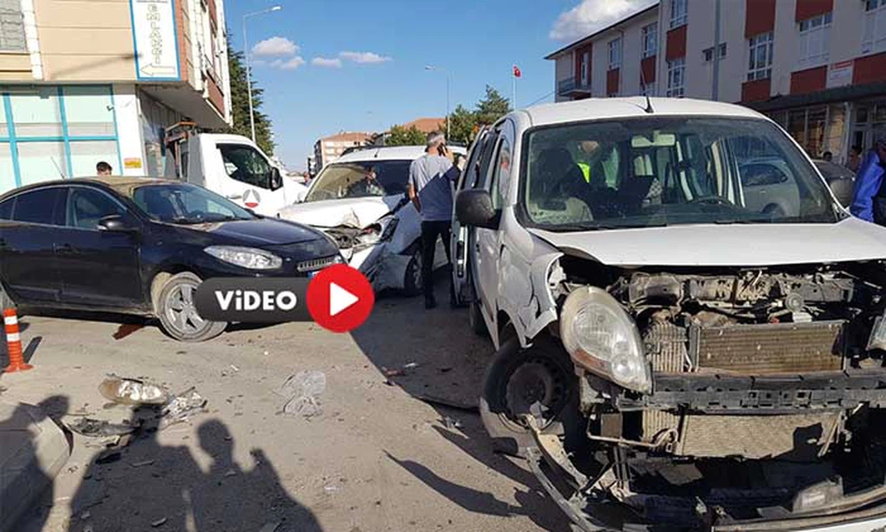 Üç Aracın Karıştığı Kazada Dört Kişi Yaralandı