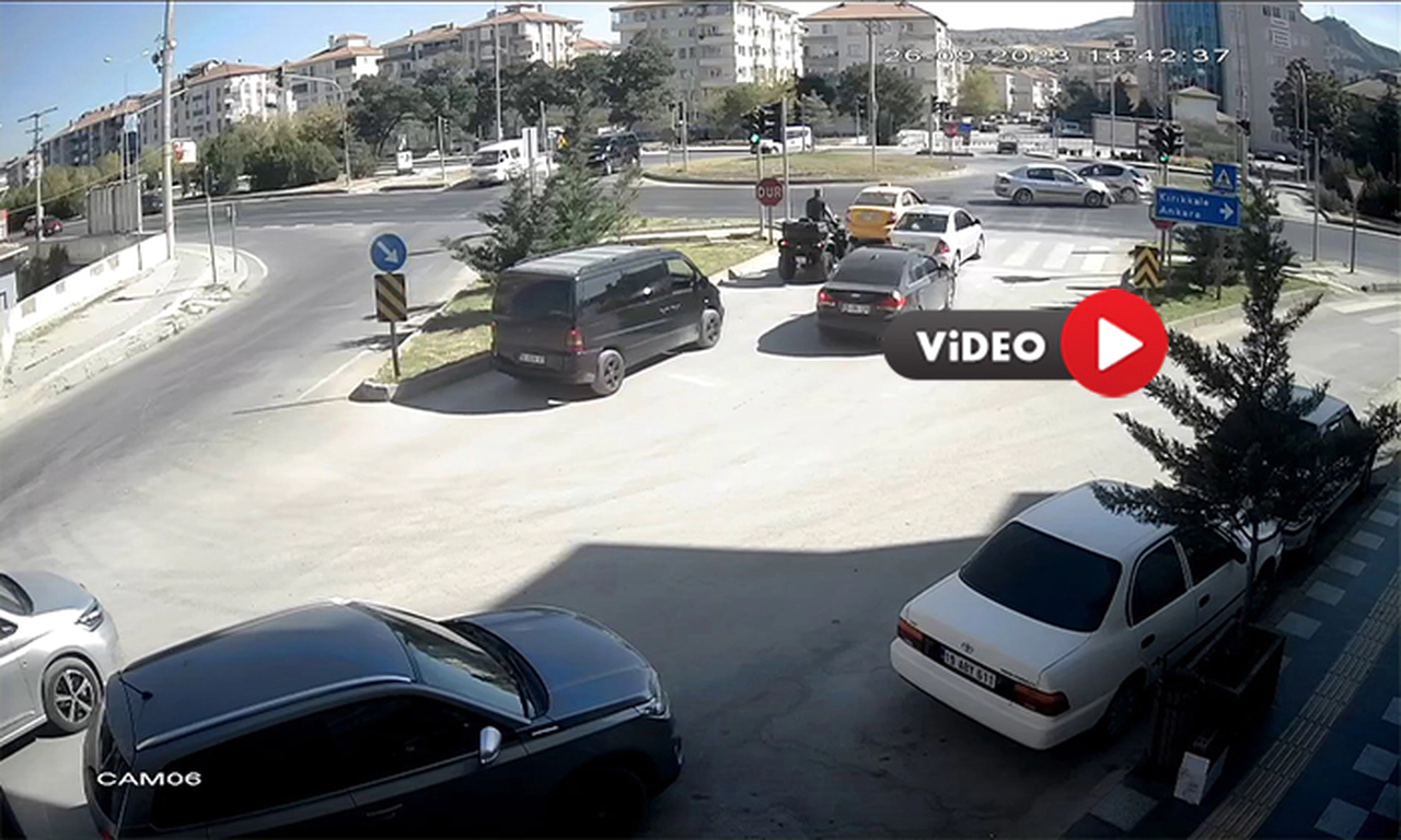 Kavşakta İki Otomobil Çarpıştı