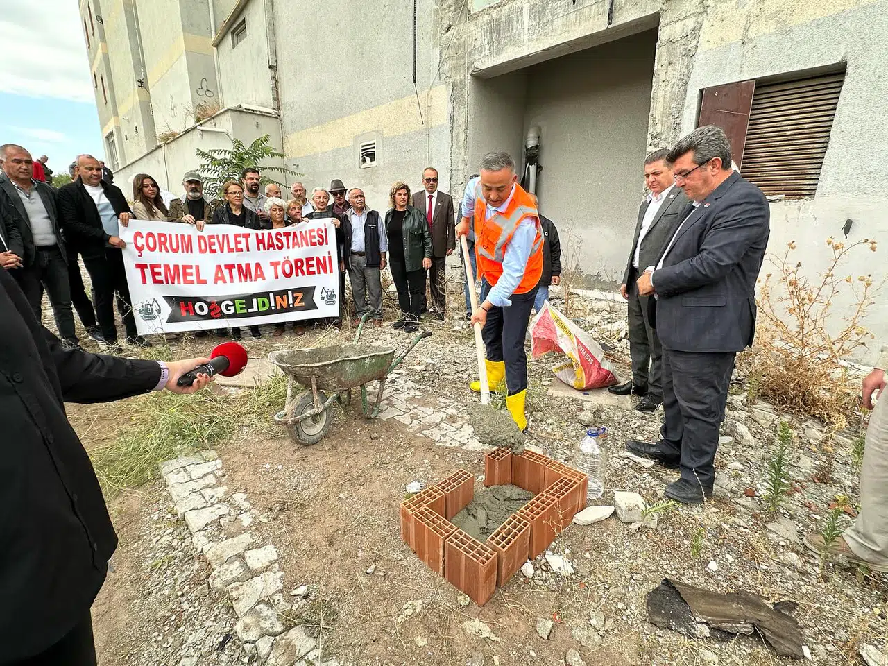 10 Adet Tuğla Bir Torba Çimentoyla Temel Attı