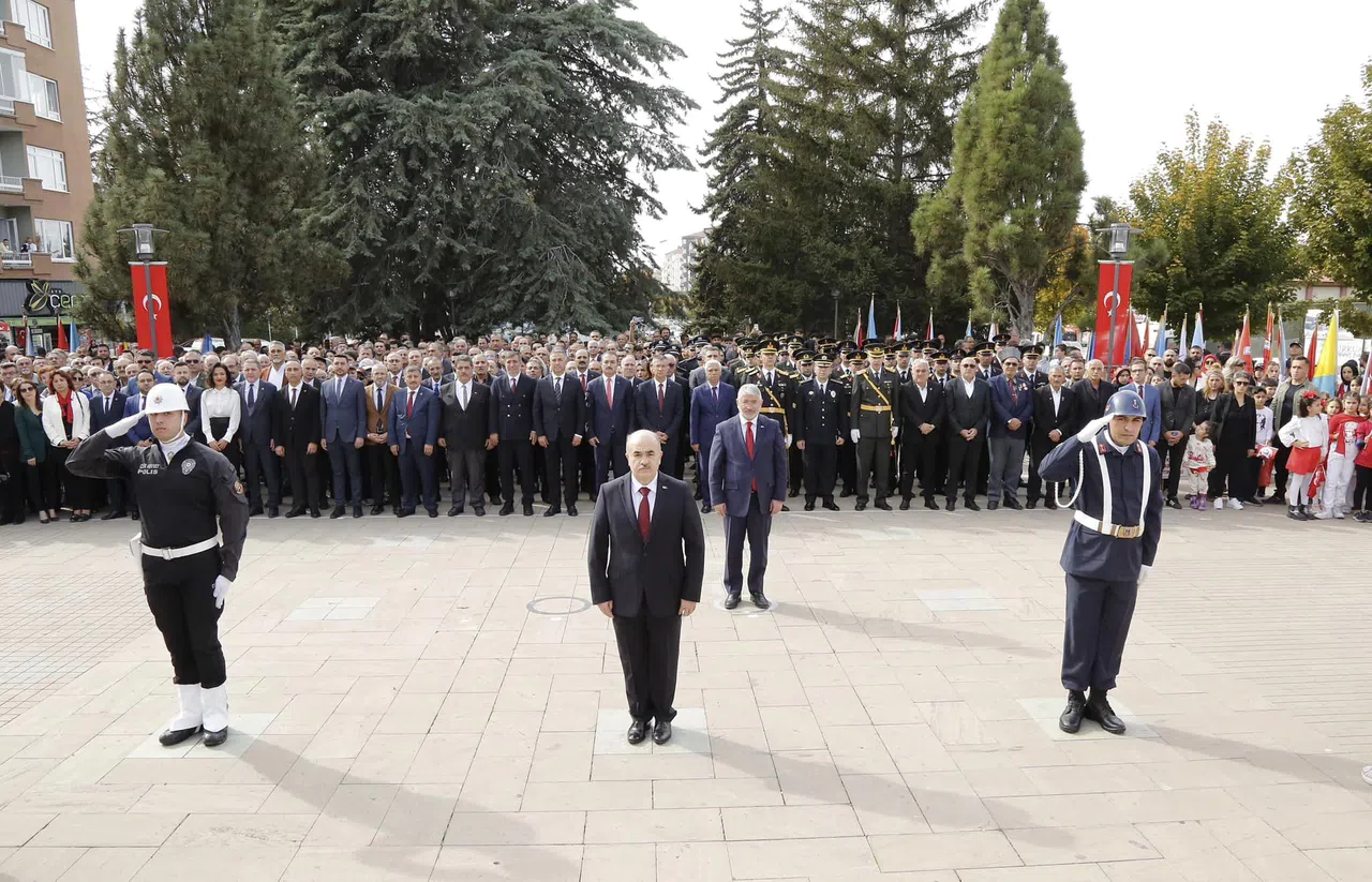 100.Yılda Ata’ya Saygı Çelengi