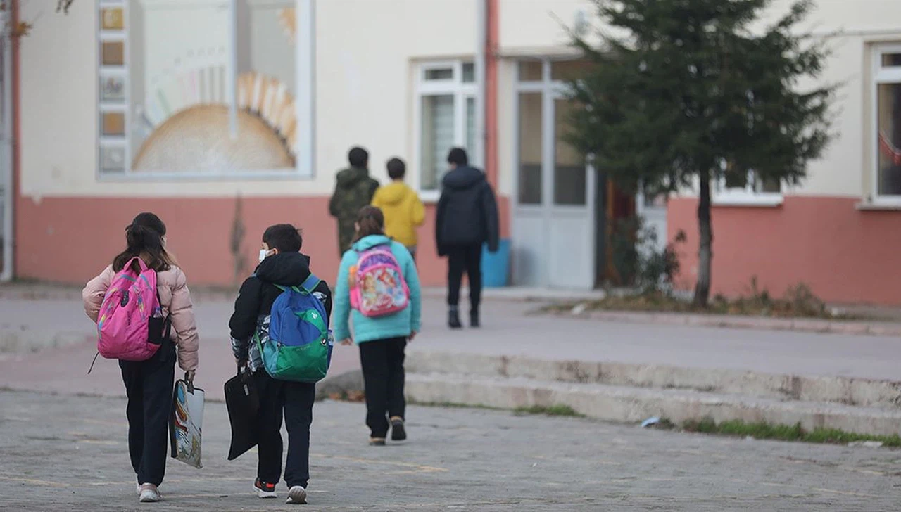 15 Tatil Ne Zaman? Okullar Ne Zaman Kapanacak? (2023-2024 MEB Sömestr Tatili Tarihi)