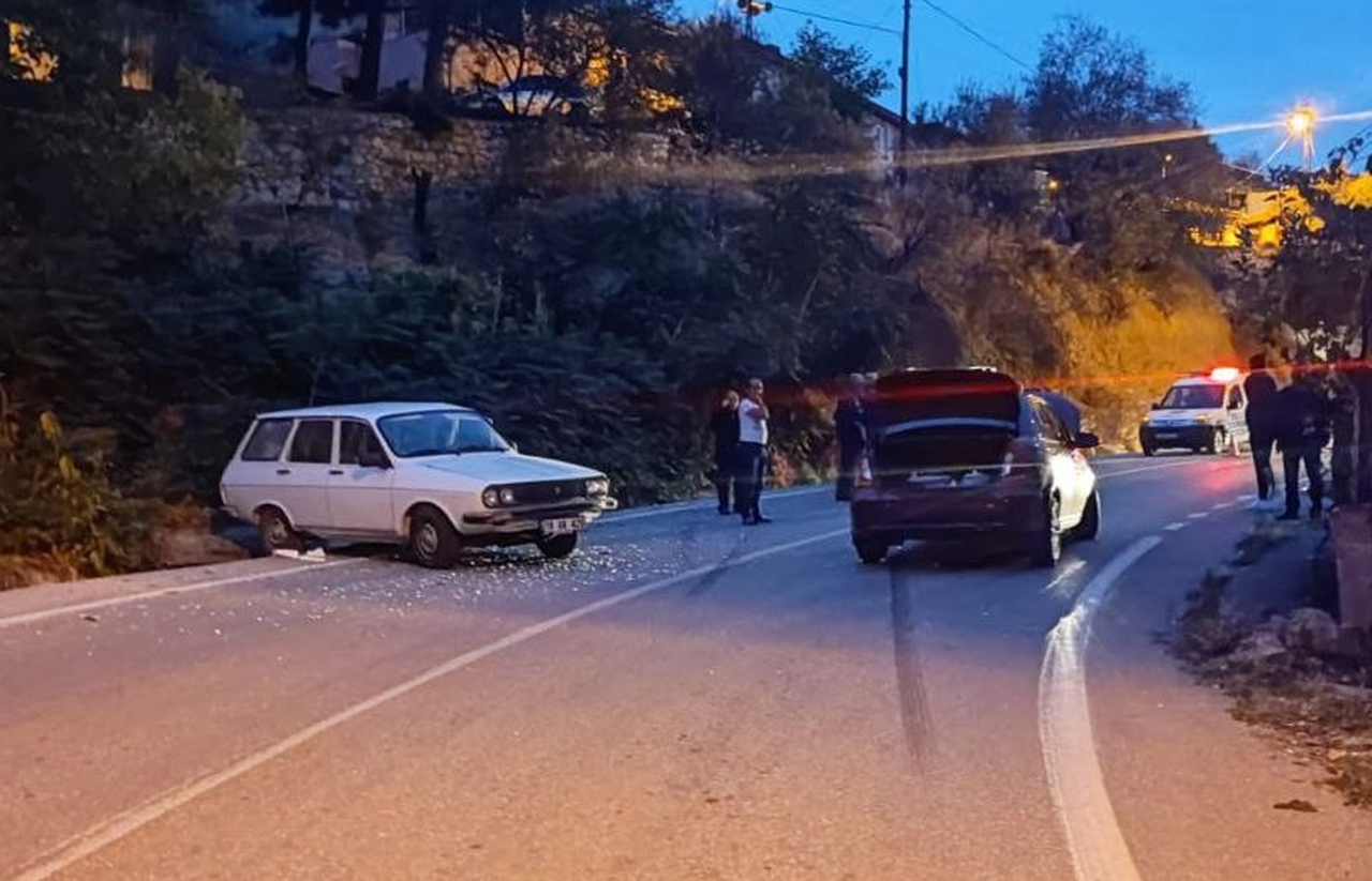 2 Otomobil Çarpıştı, 3 Kişi Yaralandı