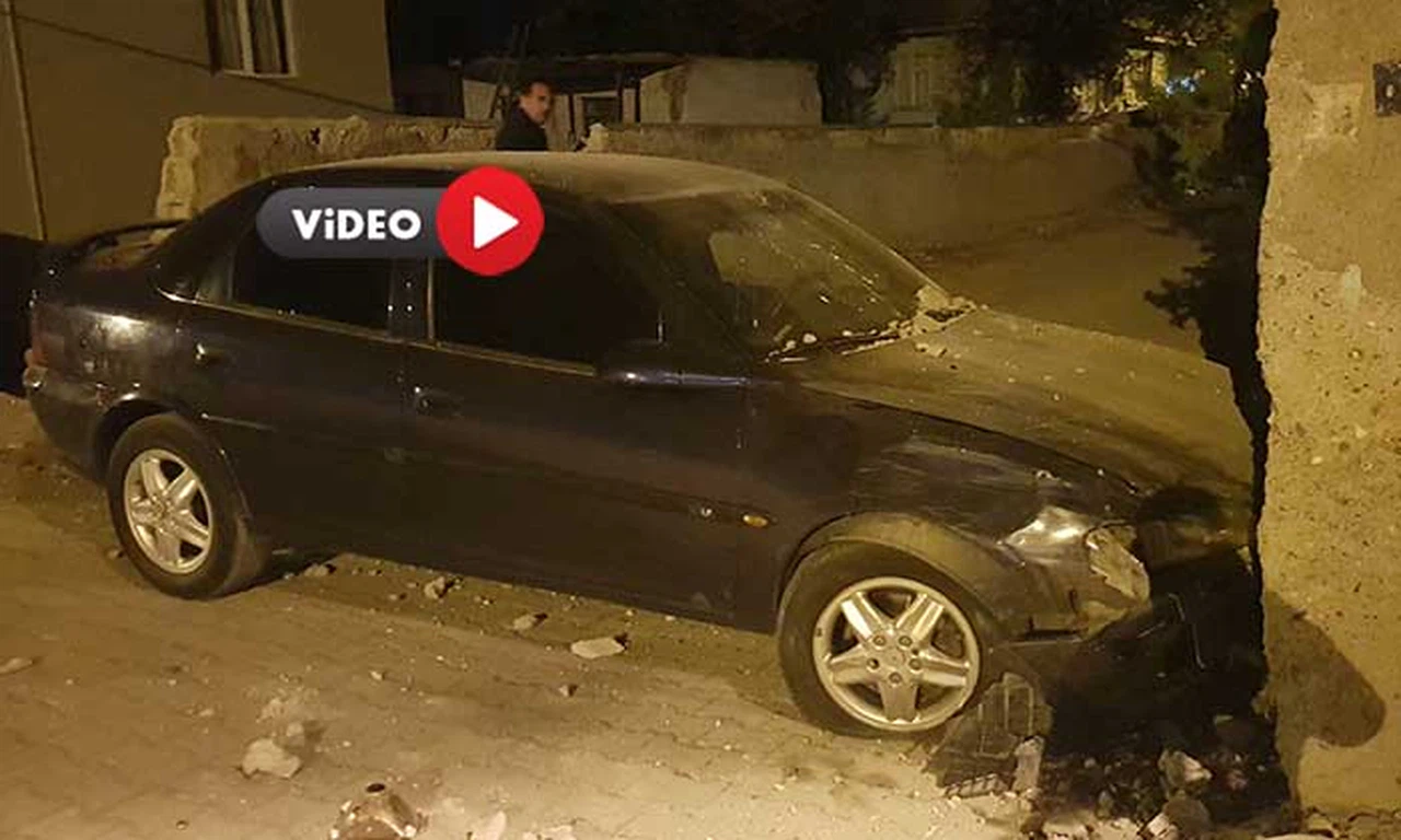 Evin Duvarına 2 Otomobil Çarptı