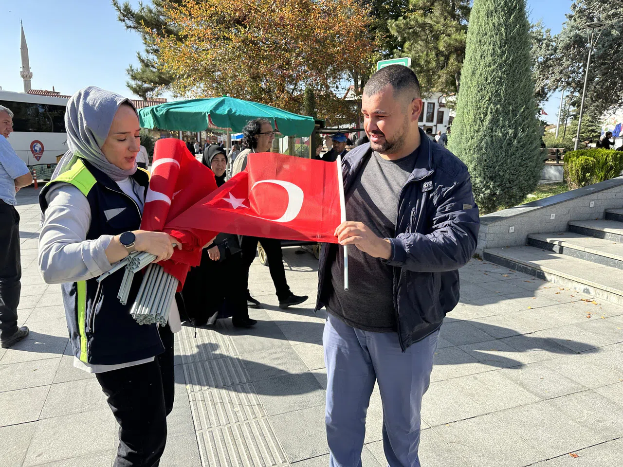 Kent, Bayraklarla Donatıldı