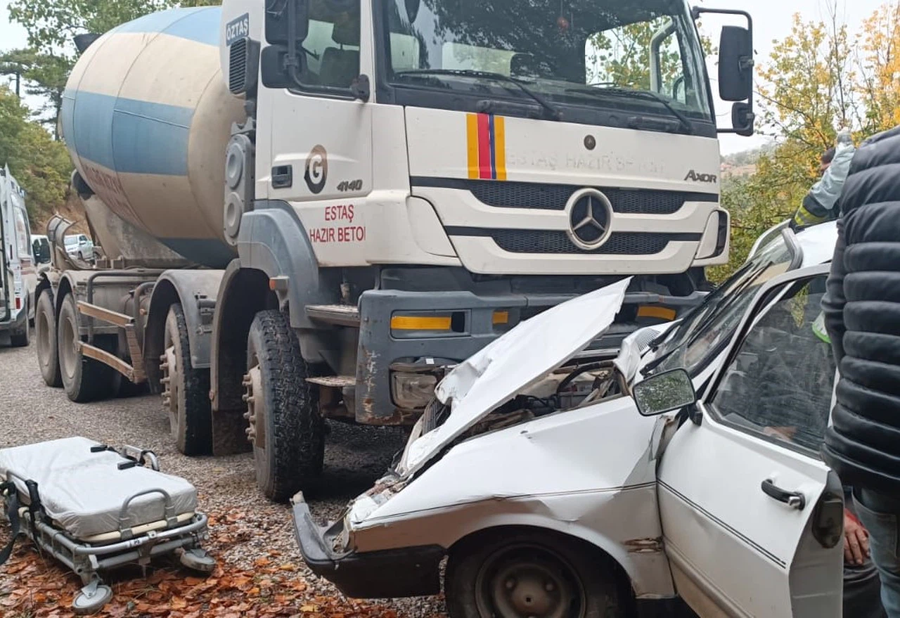 Otomobil İle Beton Mikseri Çarpıştı