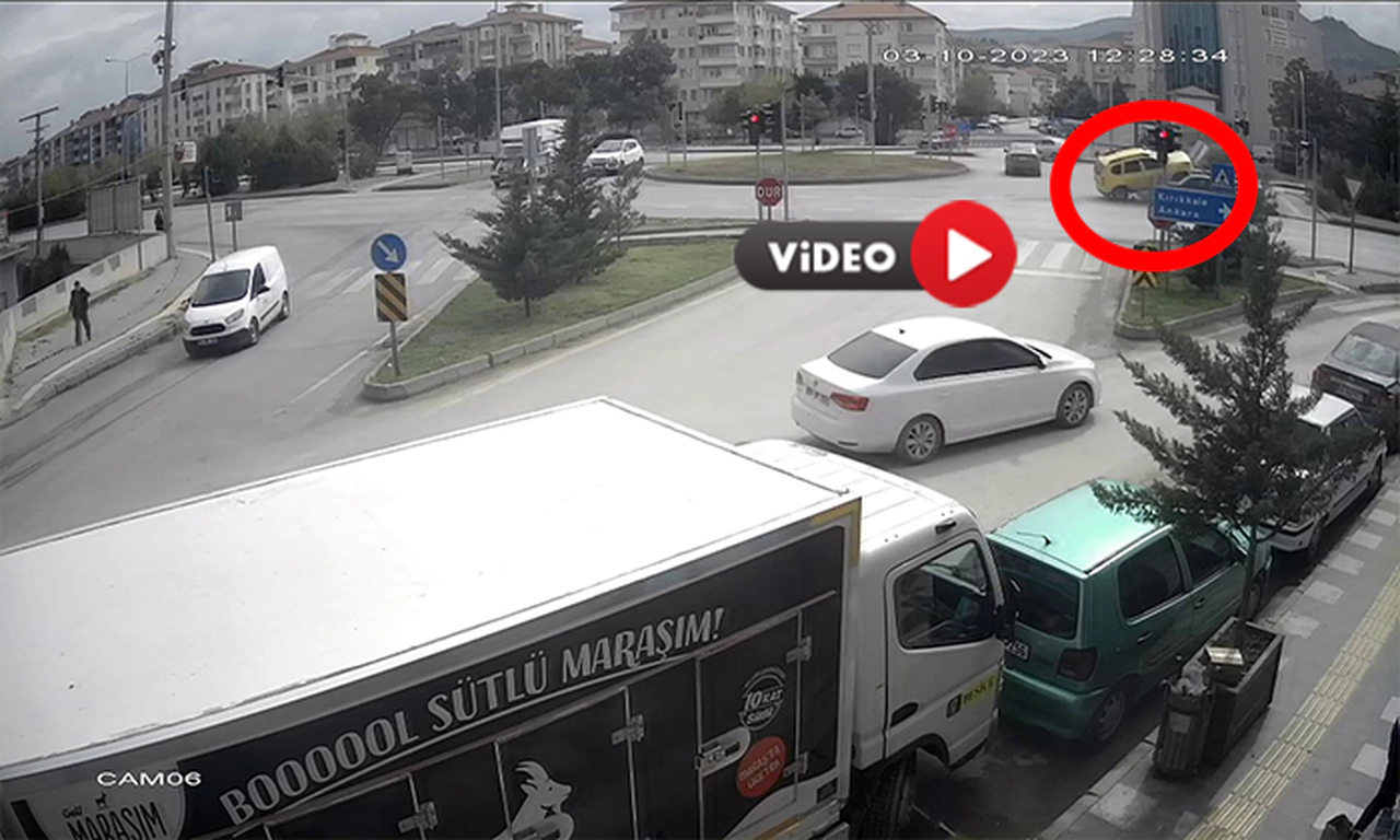 Ticari Taksi Kavşakta Trafik Levhalarına Çarptı