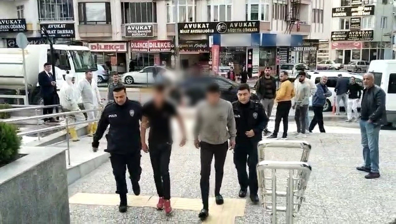 Yaşlı Adamın Parasını Gasbeden Kişiler Tutuklandı