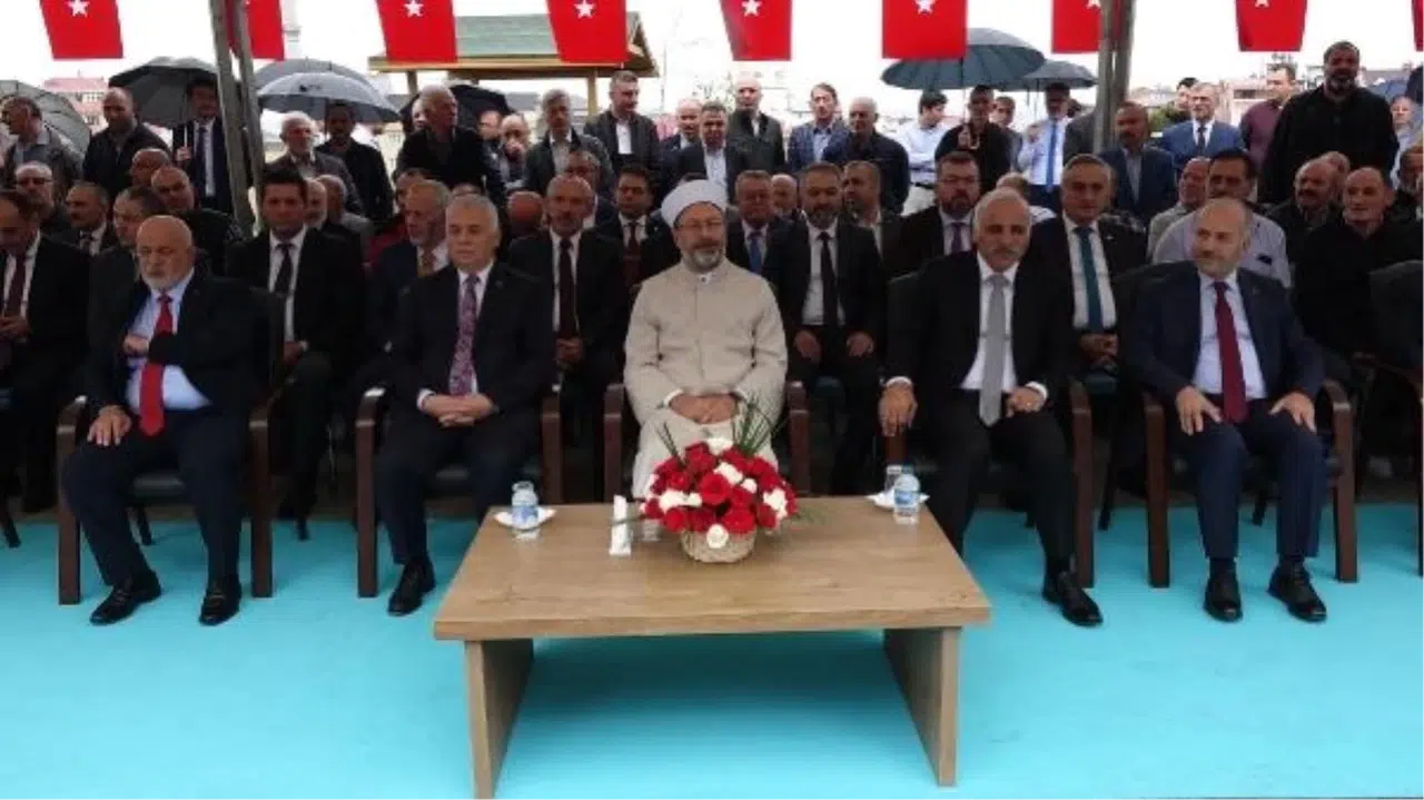 Diyanet İşleri Lideri Ali Erbaş, Kur'an-I Kerim'in İnsanları Aydınlığa Çıkardığını Söyledi