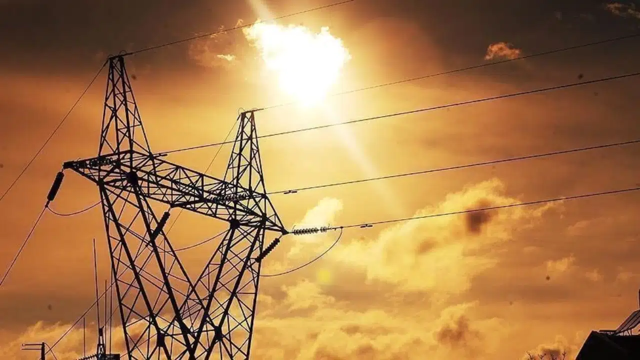 Dünyada Elektrik Şebekelerine Yatırım Kısıntısı İklim Hedeflerini Riske Atıyor