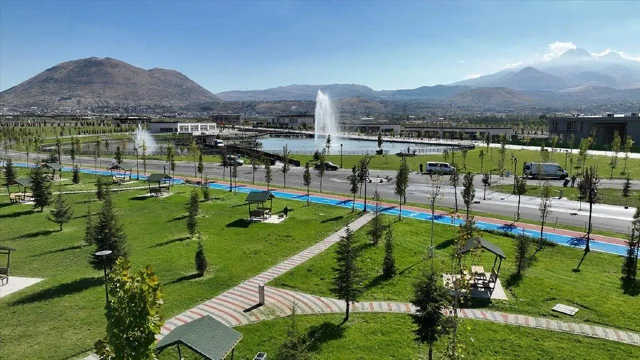 Kayseri'deki Recep Tayyip Erdoğan Millet Bahçesi Açılışa Gün Sayıyor