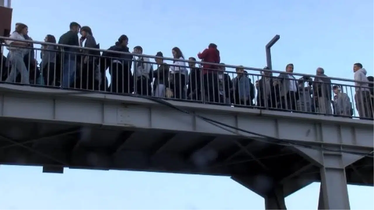 Küçükçekmece Beşyol Metrobüs Durağı'ndaki Yenileme Çalışmaları Yoğunluk Yaratıyor